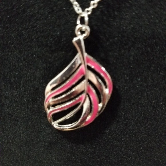 NWT Paparazzi Silver Chain W/ Pink & Silver Feather Long Necklace & Earring Set - Picture 2 of 2